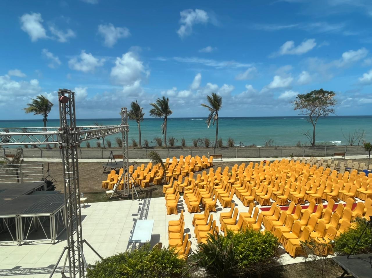 C'est dans les jardins de l'hôtel Ibis Styles, près de l'aéroport et de la mer, qu'a lieu ce samedi soir l'élection Miss Mayotte 2024