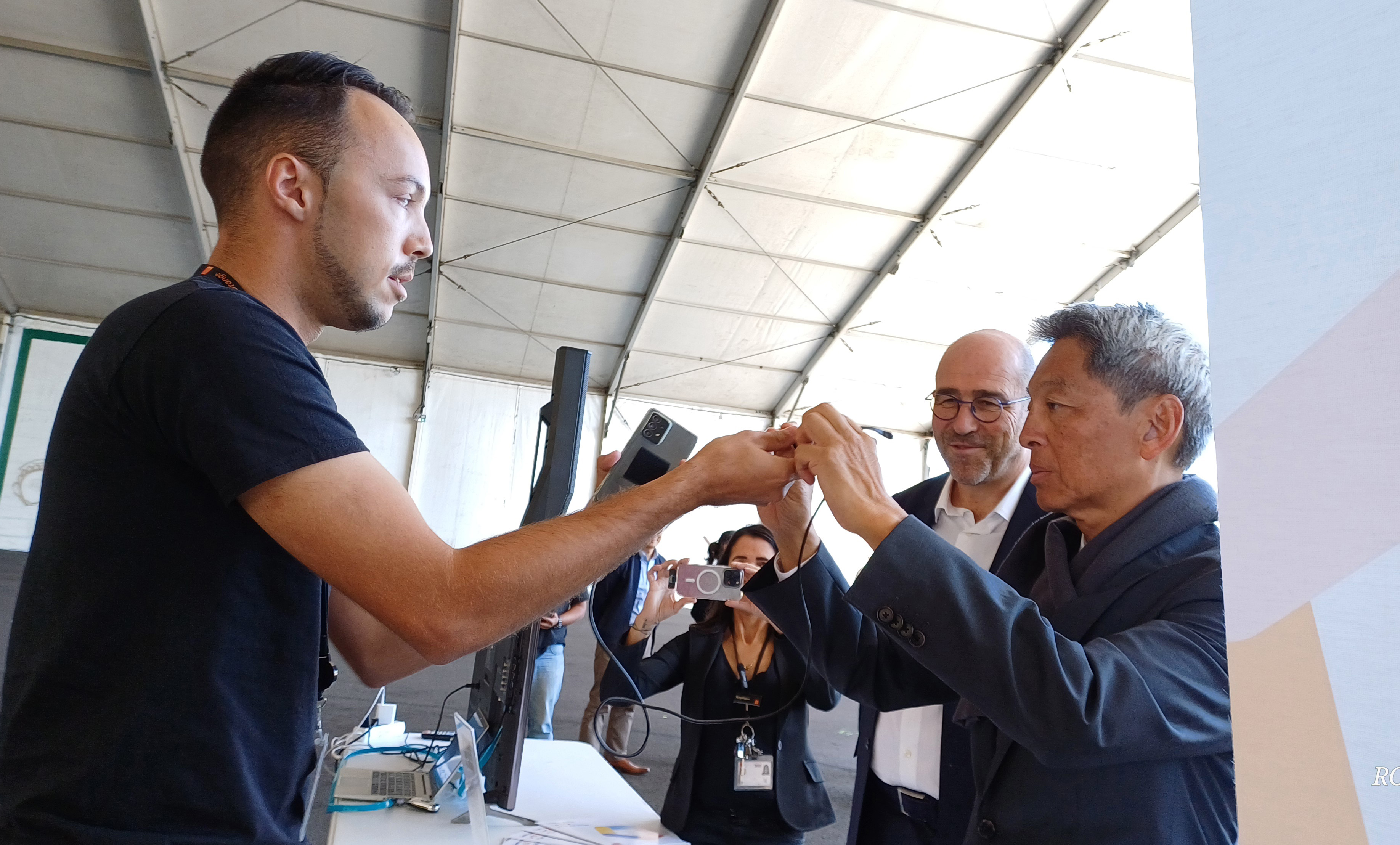 André Hoarau, vendeur leader chez Orange Réunion, invitant Patrice Thien Ah Koon à mieux découvrir les multiples possibilités de l'utilisation des lunettes connectées