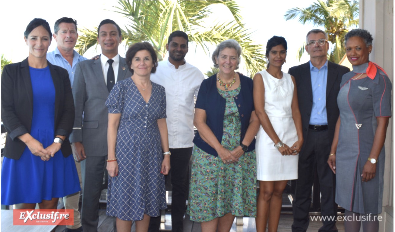 Emmanuelle Naoures, directrice Image et Communication, Nicolas Jublot, responsable Catering Air Austral, Frédéric Schild-Knecht, chef de cabine, Claire Tabakian, directrice exécutive Commercial et Alliance, chef Kevene Marimoutou, Isabelle Birem, directrice exécutive Considération Client, Mohsina Akhoun, responsable Communication Hors-Médias, Bertrand Guyon, directeur régional Servair Réunion, et Marie-Jeanne Moralo, cheffe de cabine