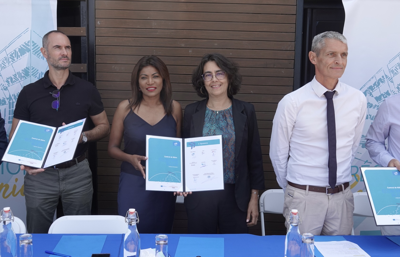 Au centre Karine Nabénésa et Maya Césari, élues de la Région Réunion