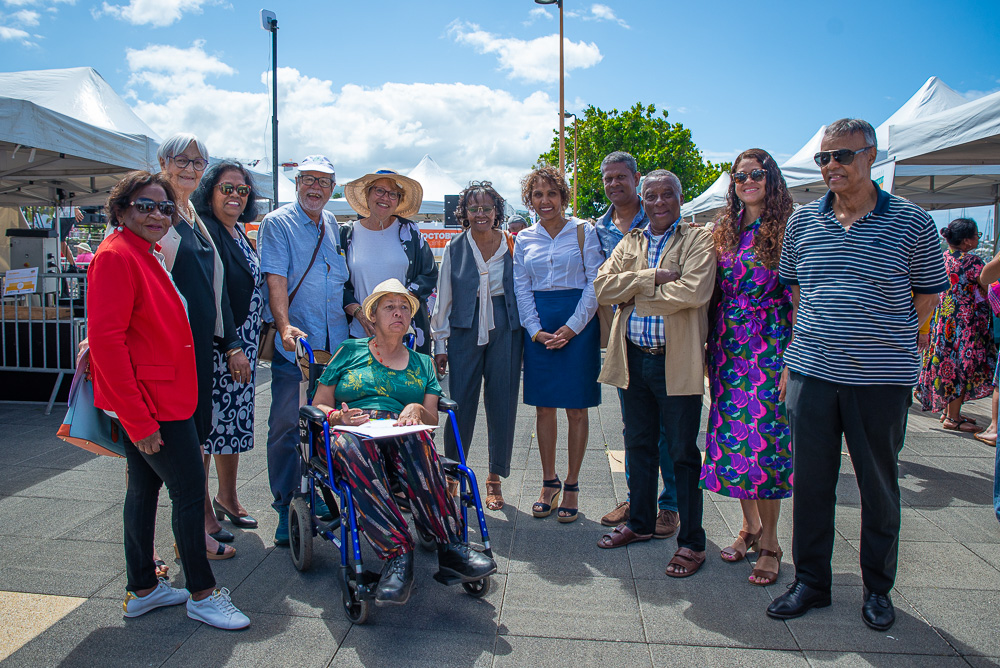 Photo de famille avec les diverses personnalités et intervenant.e.s du jour