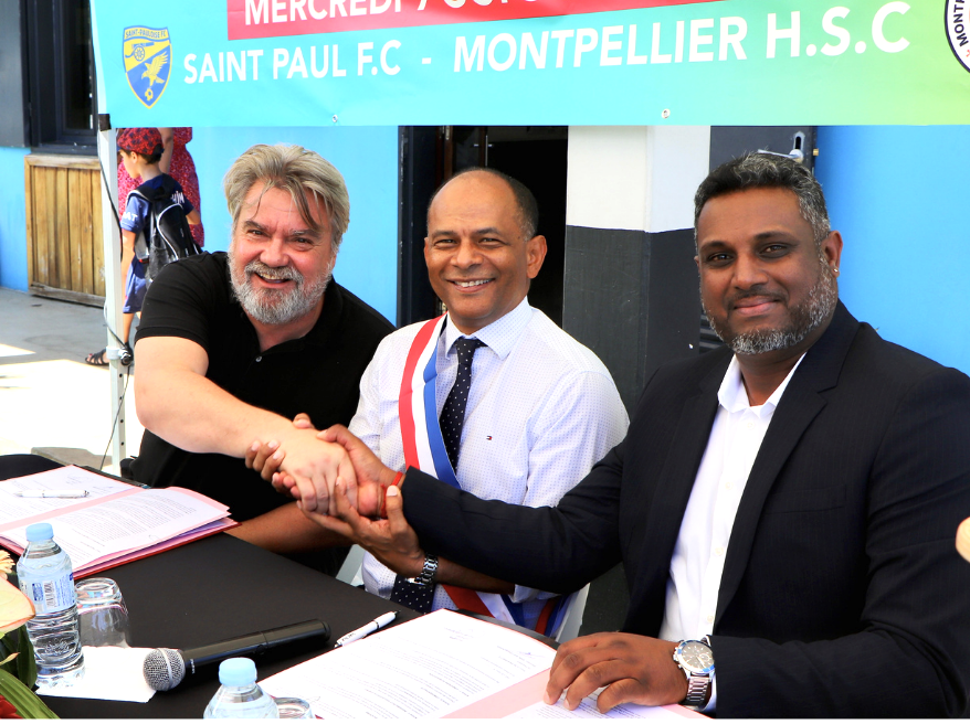 Olivier Nicollin, représentant du président du MHSC, Eddy Jean-Claude Ponin, président de La Saint-Pauloise FC, ont validé leur accord sous le regard enthousiaste d'Emmanuel Séraphin, maire de Saint-Paul