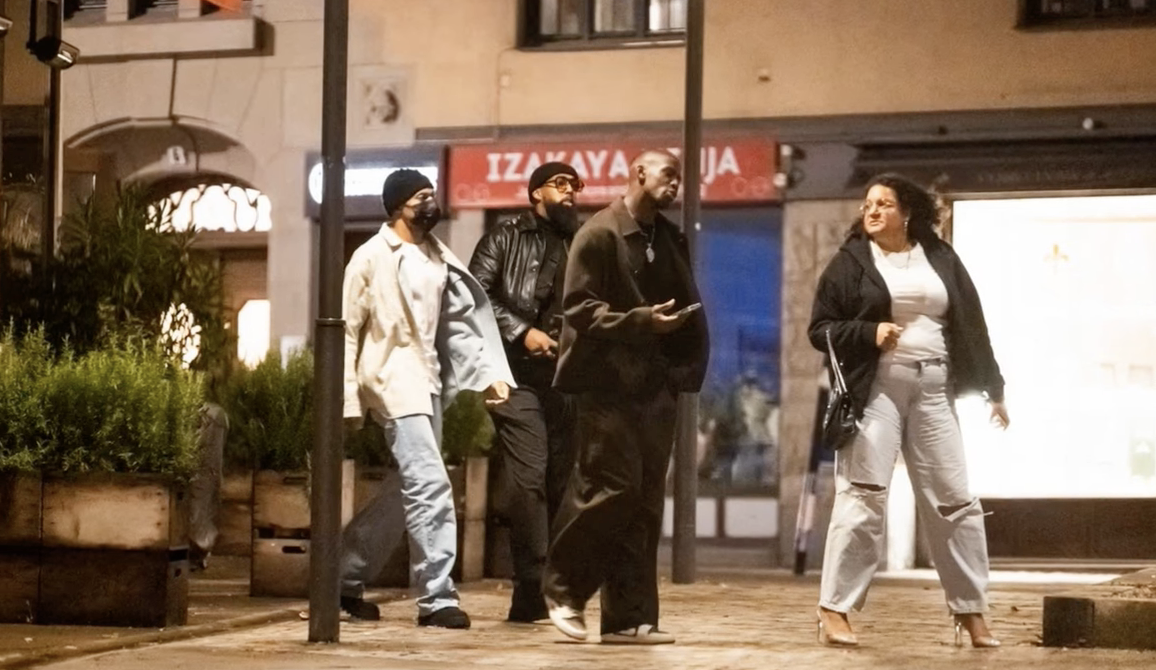 Mbappé (en blanc) photographié en sortie de boîte à Stockholm (photo réseaux sociaux)