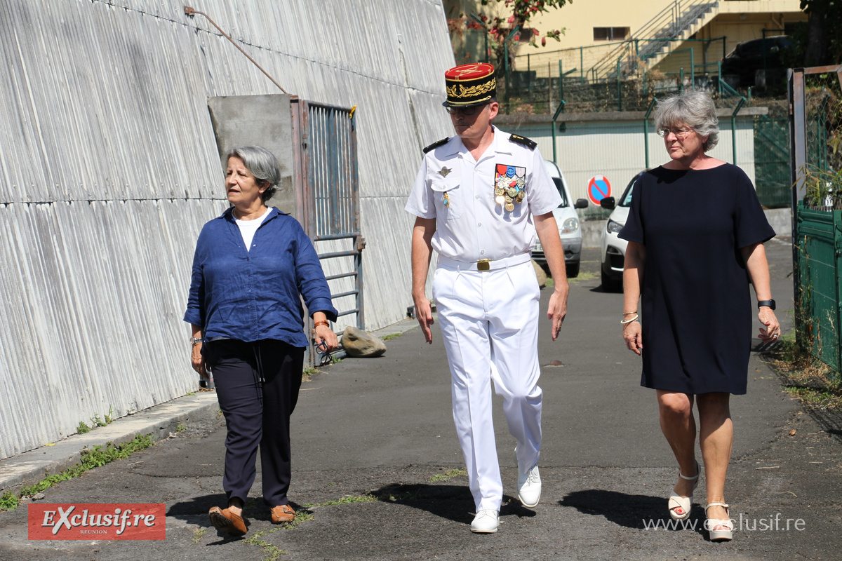 L'arrivée des autorités à la cérémonie: Fabienne Atzori, procureure générale, Frédéric Labrunye, commandant de la Gendarmerie Réunion, et Véronique Denizot, procureure de la République de Saint-Denis