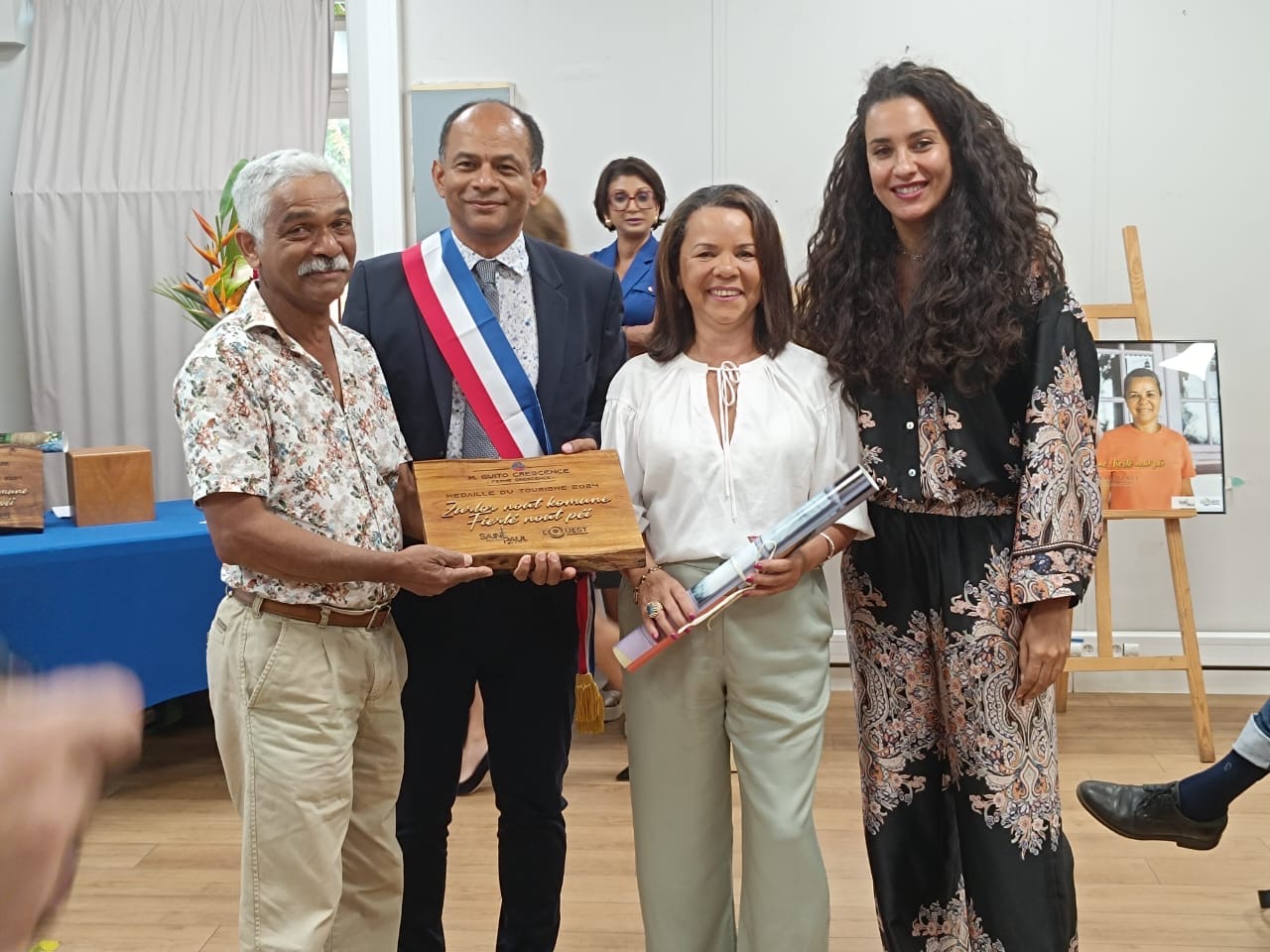 Emmanuel Séraphin, maire de Saint-Paul, et Roxanne Pausé (à droite), conseillère municipale, ont remis leurs trophées aux récipiendaires. Ici Guito Crescence de la Ferme Crescence