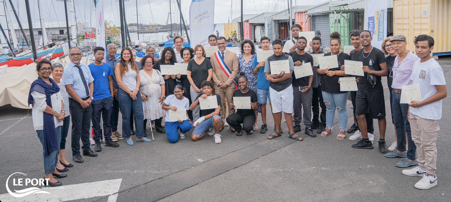 La photo de famille avec le maire, les élus, les professeurs et les partenaires