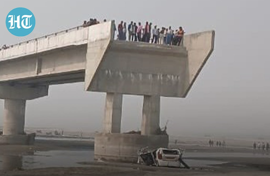 Le pont ne menait nulle part suite à l'effondrement de son tablier: la voiture a chuté, trois morts (photo X Hindustan Times)