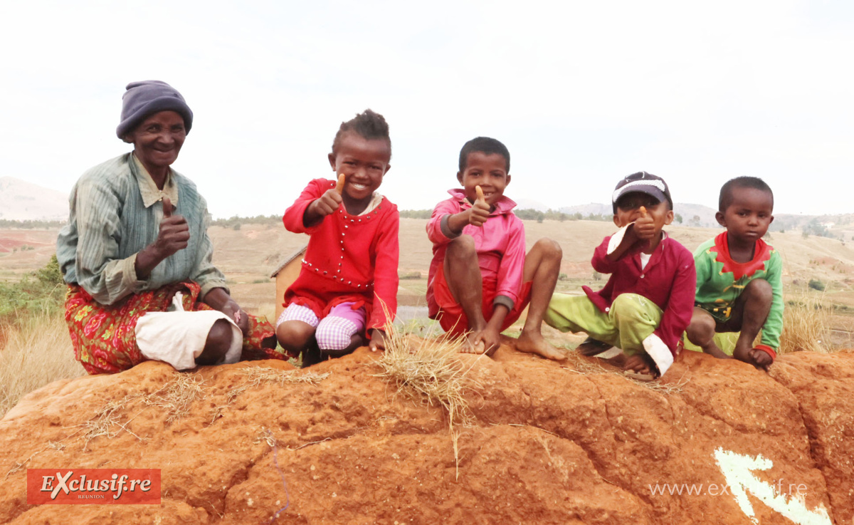 Mémée et enfants pour dire combien ils apprécient le passage du trail dans leur village