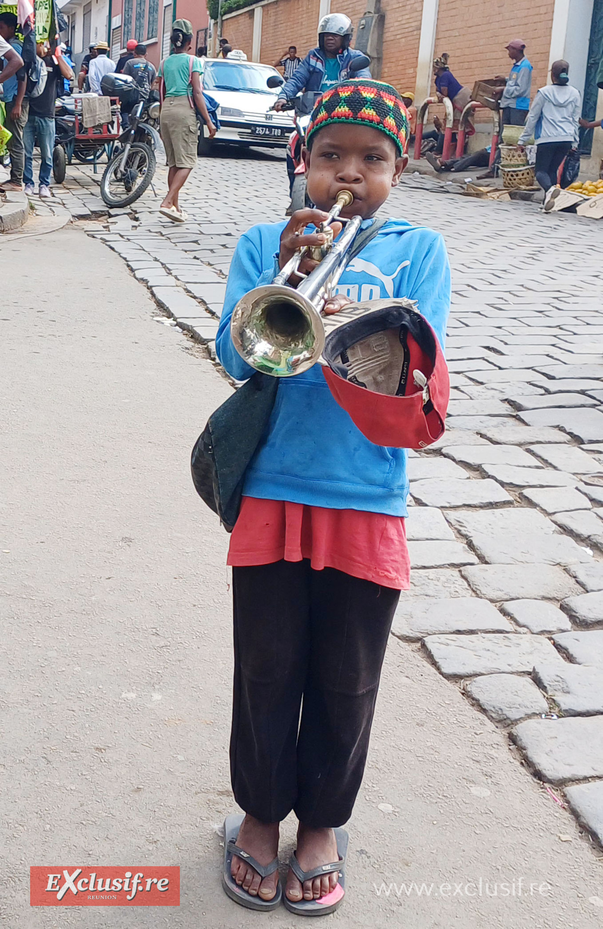 Exclusif.re et Run Sport ont craqué pour ce jeune musicien dans les rues de Tananarive...