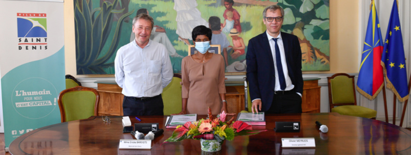 Jean-Pierre Marchau, 3ème adjoint à la maire, délégué Energies durables, Transports et mobilités, Ericka Bareigts, maire de Saint-Denis, et Olivier Meyrueis, directeur régional d’EDF