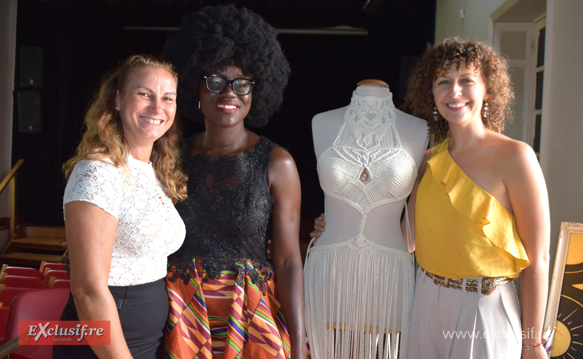 Aurélie (à droite) a créé des tenues uniques en macramé pour le spectacle