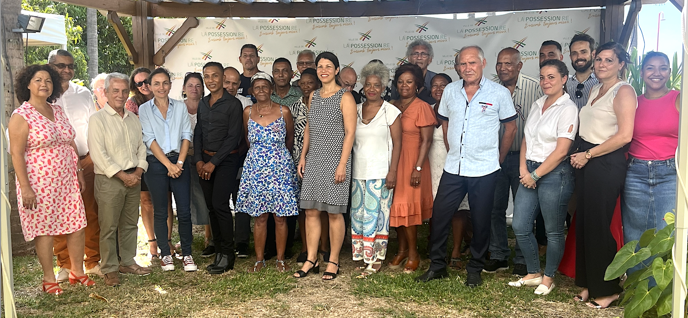 La photo de famille: Vanessa Miranville avec les élu.e.s et les cadres de la mairie