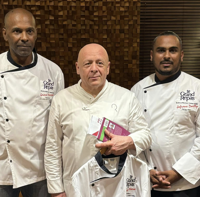 Thierry Marx, co-fondateur du Grand Repas, et président de l'UMIH France, entouré par les deux parrains du Grand Repas - Île de La Réunion/Océan Indien 2025, Gérard Anacoya et Jofrane Dailly (photo FB)