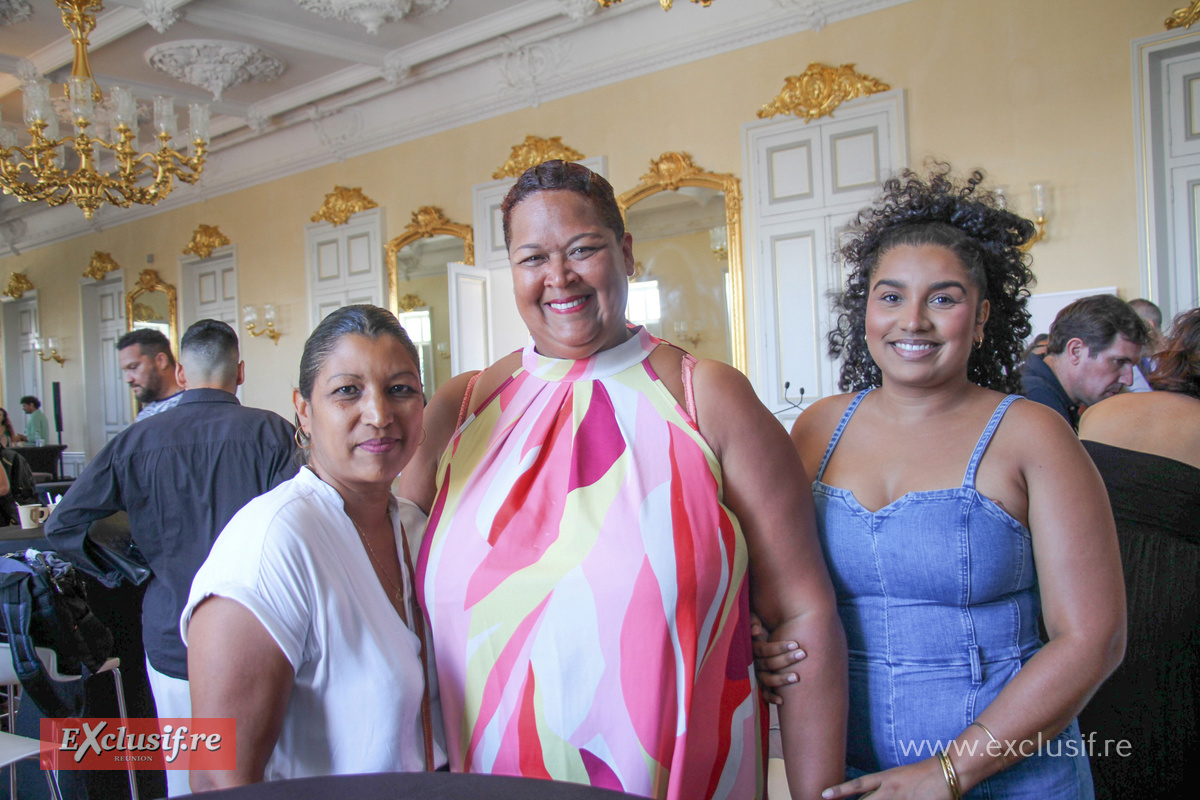 Geneviève Bommalais (au centre) et des invitées