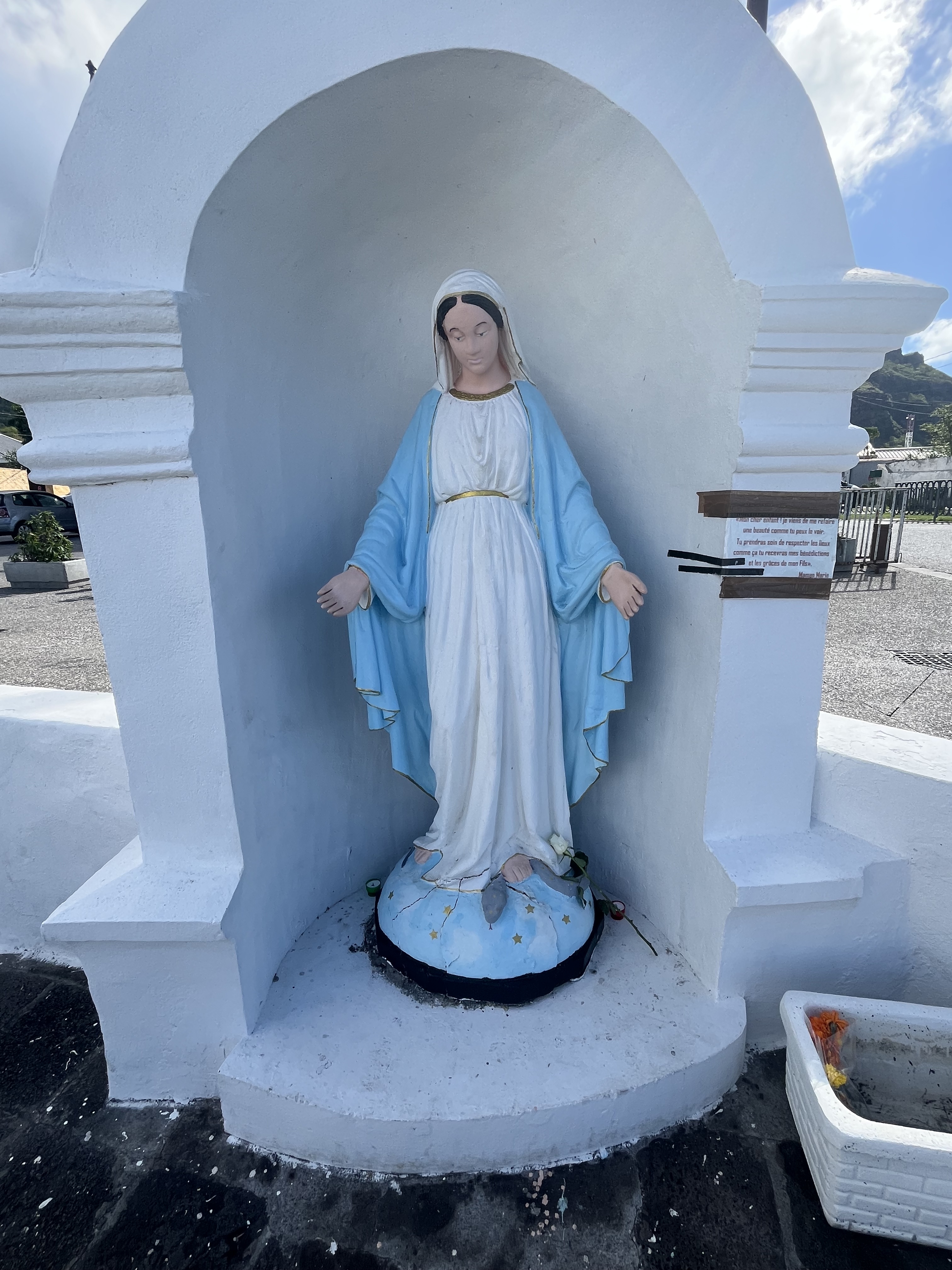 La Vierge Marie qui a été profanée... Le socle a été fendu