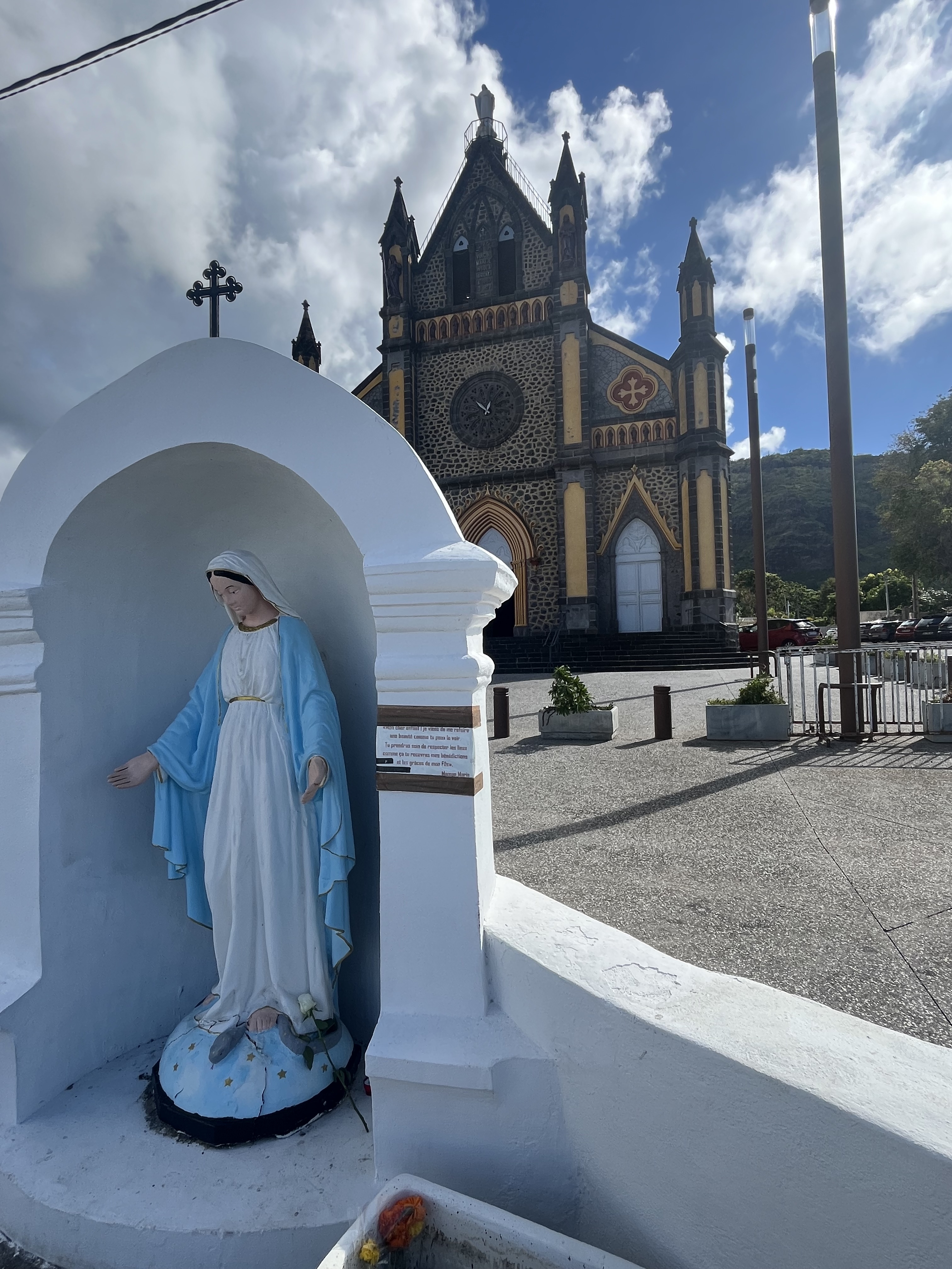 La statue est placée devant l'église de la Délivrance dans le quartier de la Petite Ile (Saint-Denis)